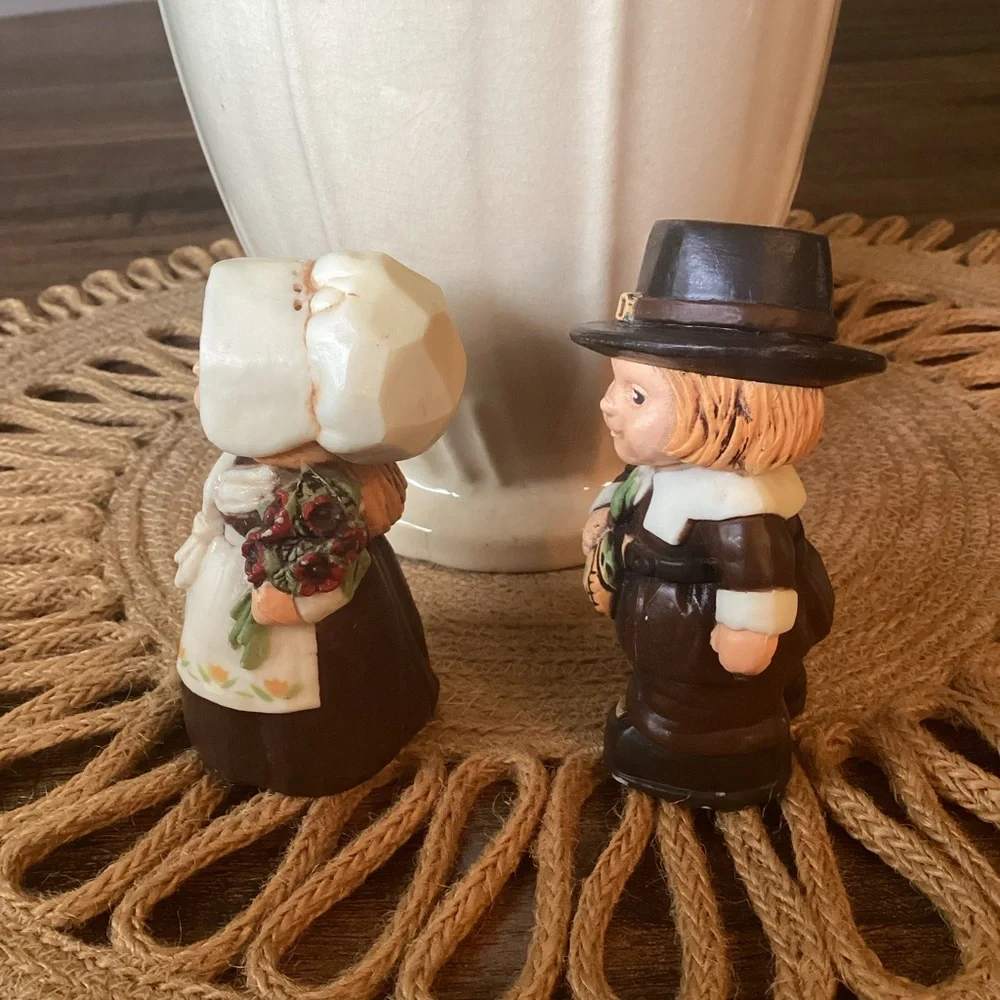 Vintage Hallmark Pilgrim Salt & Pepper Shakers Resin‎